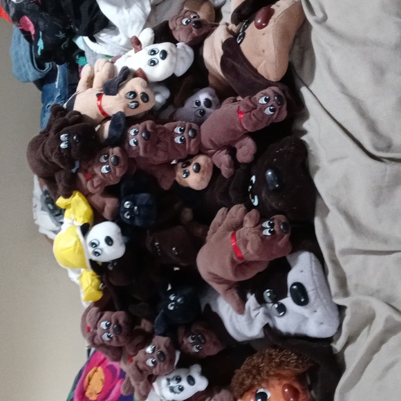 Vintage!! Pound puppies galore..38 in total with carry case and 2 hair bands.. - Picture 1 of 10
